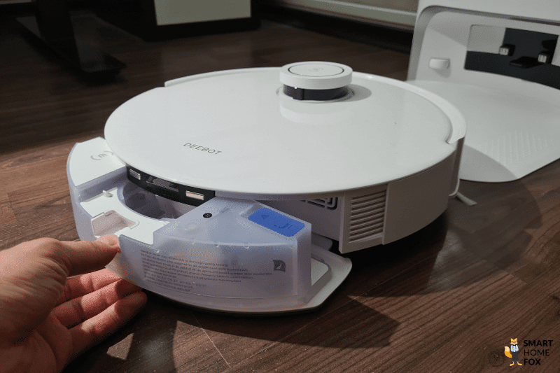 Der Wassertank samt angebrachten Wischtuch wird am Deebot T10 befestigt